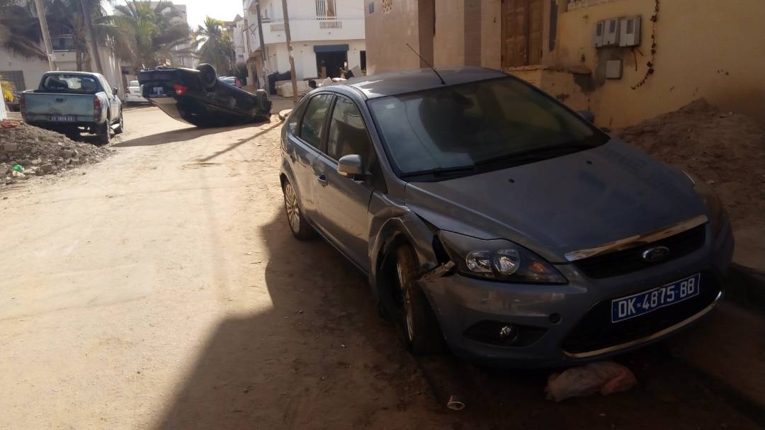 Une voiture s'est renversée à la cité Djily Mbaye, le conducteur a pris la fuite 