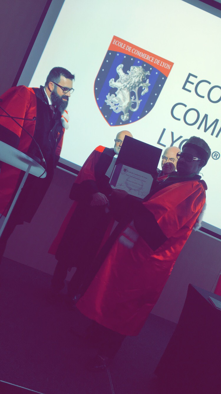 Ahmed Khalifa Niasse fait Docteur Honoris Causa par l'Ecole de Commerce de Lyon et citoyen d'honneur par la Mairie