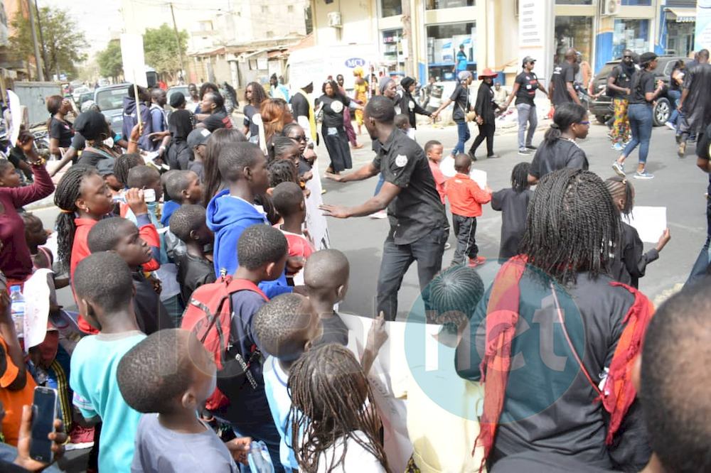 Les premières images de la marche contre les enlèvements d'enfants