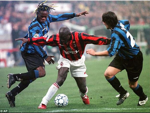 Le président Weah "offre" son numéro de maillot au nouvel hôpital militaire