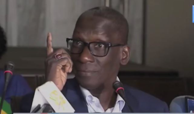 Video- Mamadou Diop Decroix sermonne Macky Sall: “Koufi tek sa bop Moussa ak Harouna*…..”