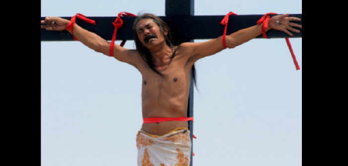 Philippine: Découvrez Ruben Enaje l’acteur qui se fait crucifier chaque vendredi Saint