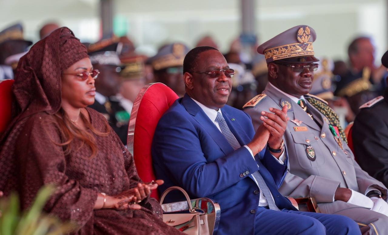 Marième Faye Sall super élégante en boubou marron et sac beige : la photo qui fait le buzz Marième Faye Sall super élégante en boubou marron et sac beige : la photo qui fait le buzz