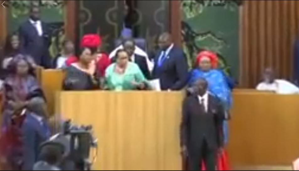 Vidéo - Bagarre entre députés évitée de justesse 