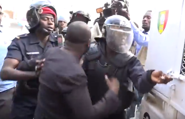 Manifestation contre le parrainage: Les défenseurs des droits de l’homme exigent la libération des opposants