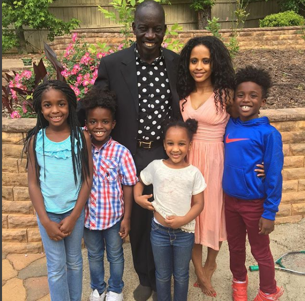 Photos : Mor Thiam, le père de Akon avec toute sa famille