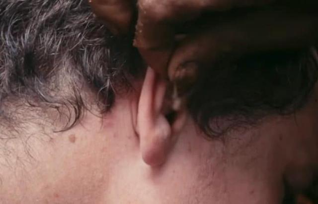 Cette tribu utilise une larve pour se laver les oreilles, la larve se régale !