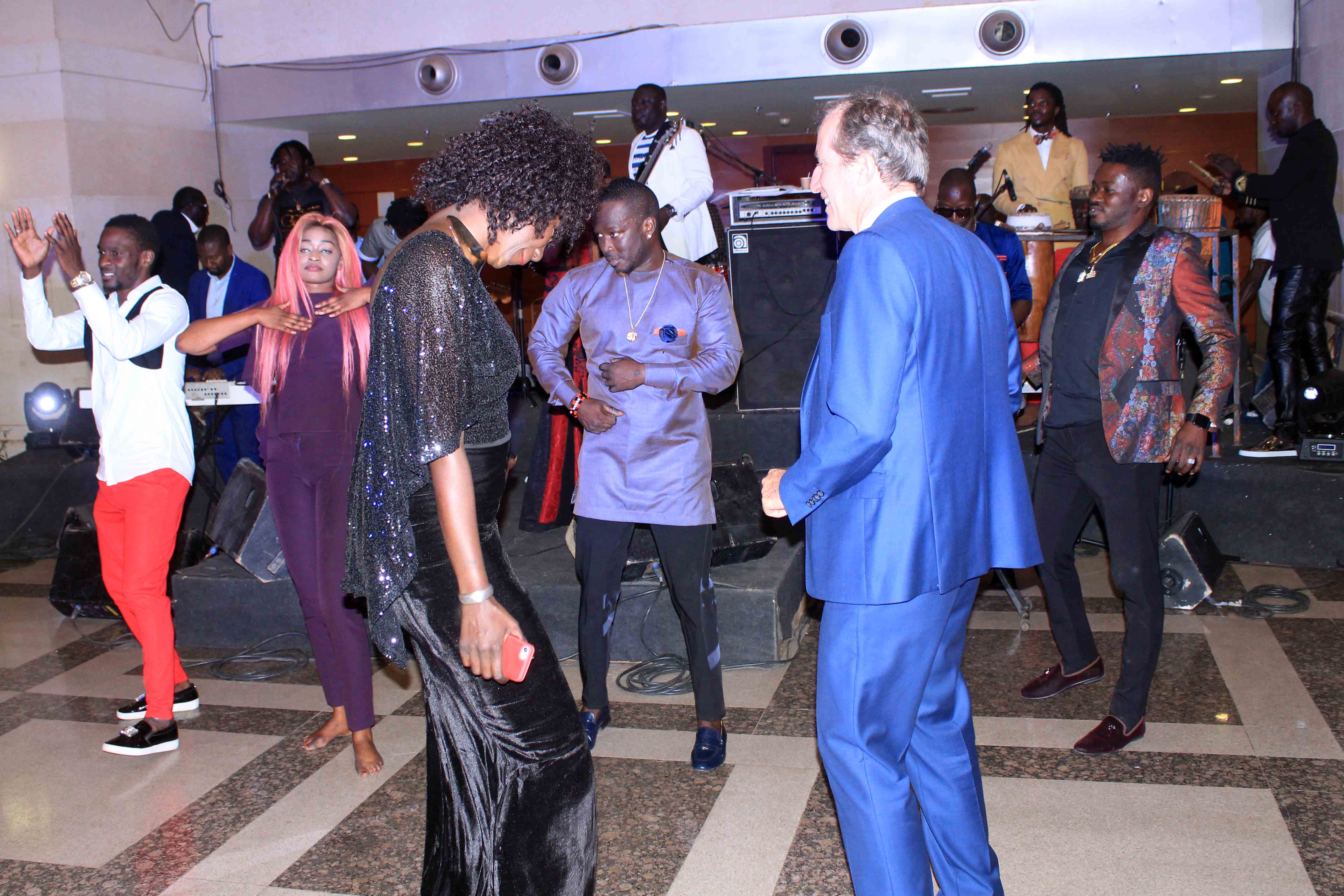 17 photos : Viviane Chidid Dieng fait danser Christophe Bigot, l'ambassadeur de France au Sénégal