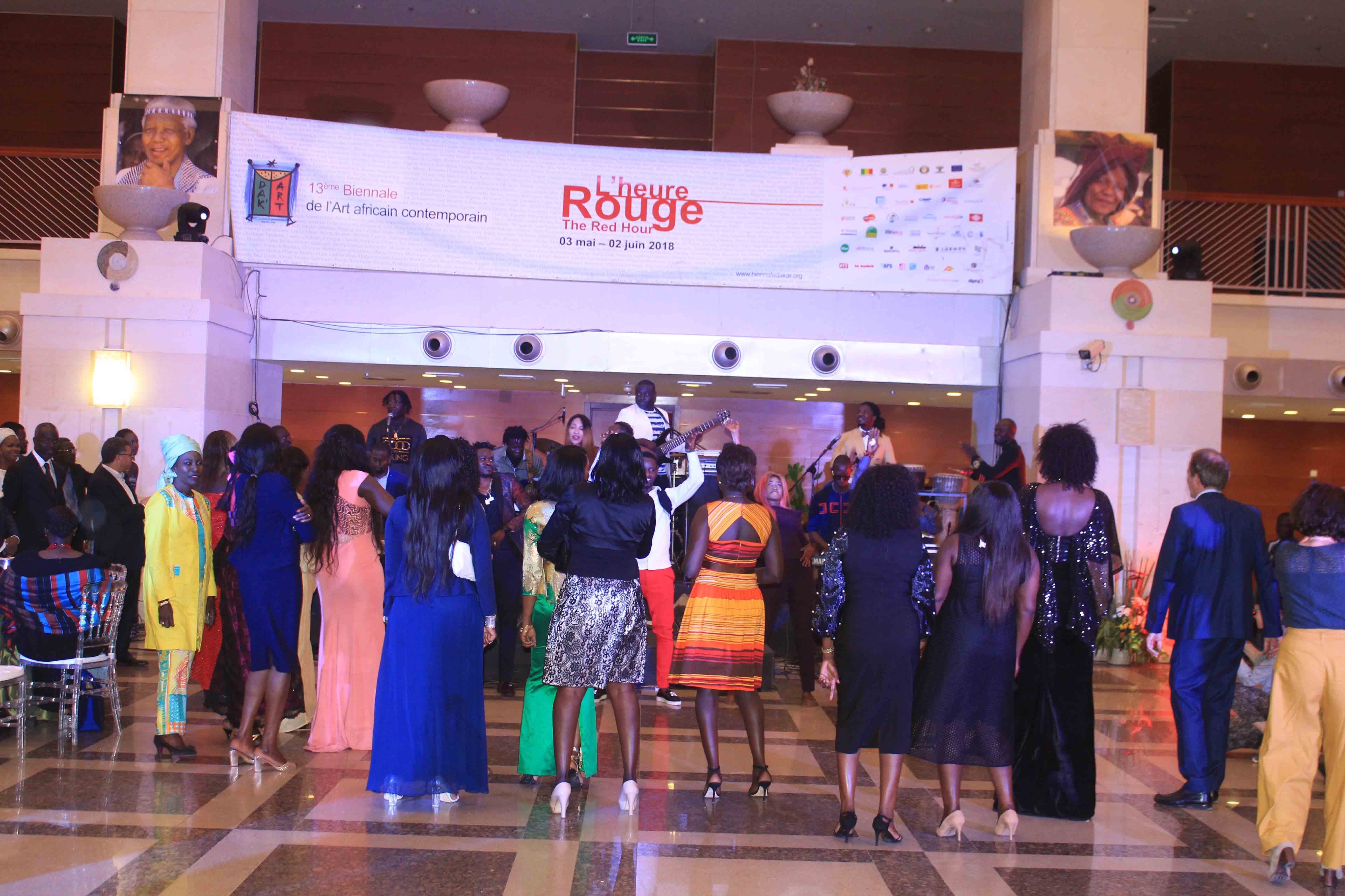 17 photos : Viviane Chidid Dieng fait danser Christophe Bigot, l'ambassadeur de France au Sénégal