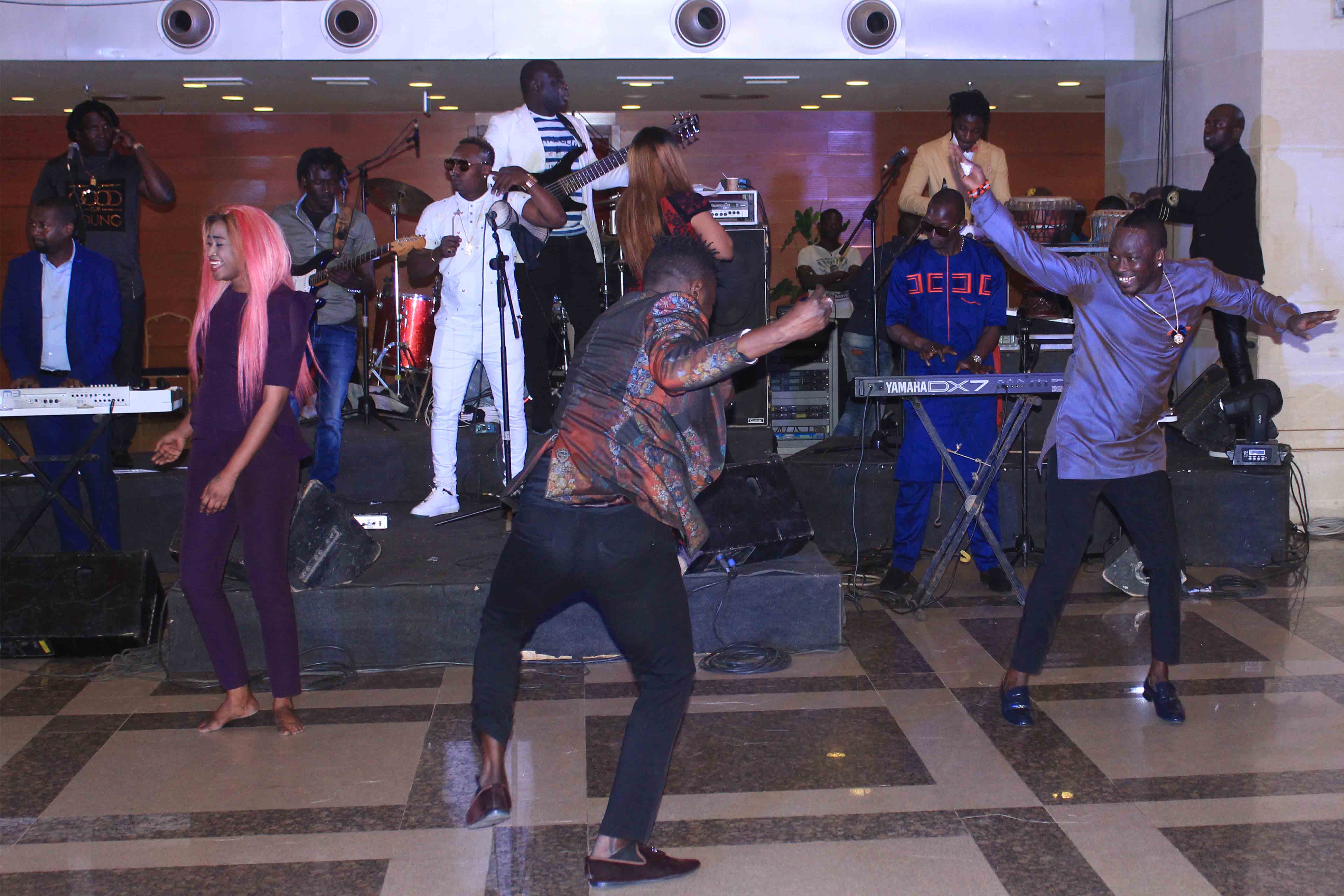 17 photos : Viviane Chidid Dieng fait danser Christophe Bigot, l'ambassadeur de France au Sénégal
