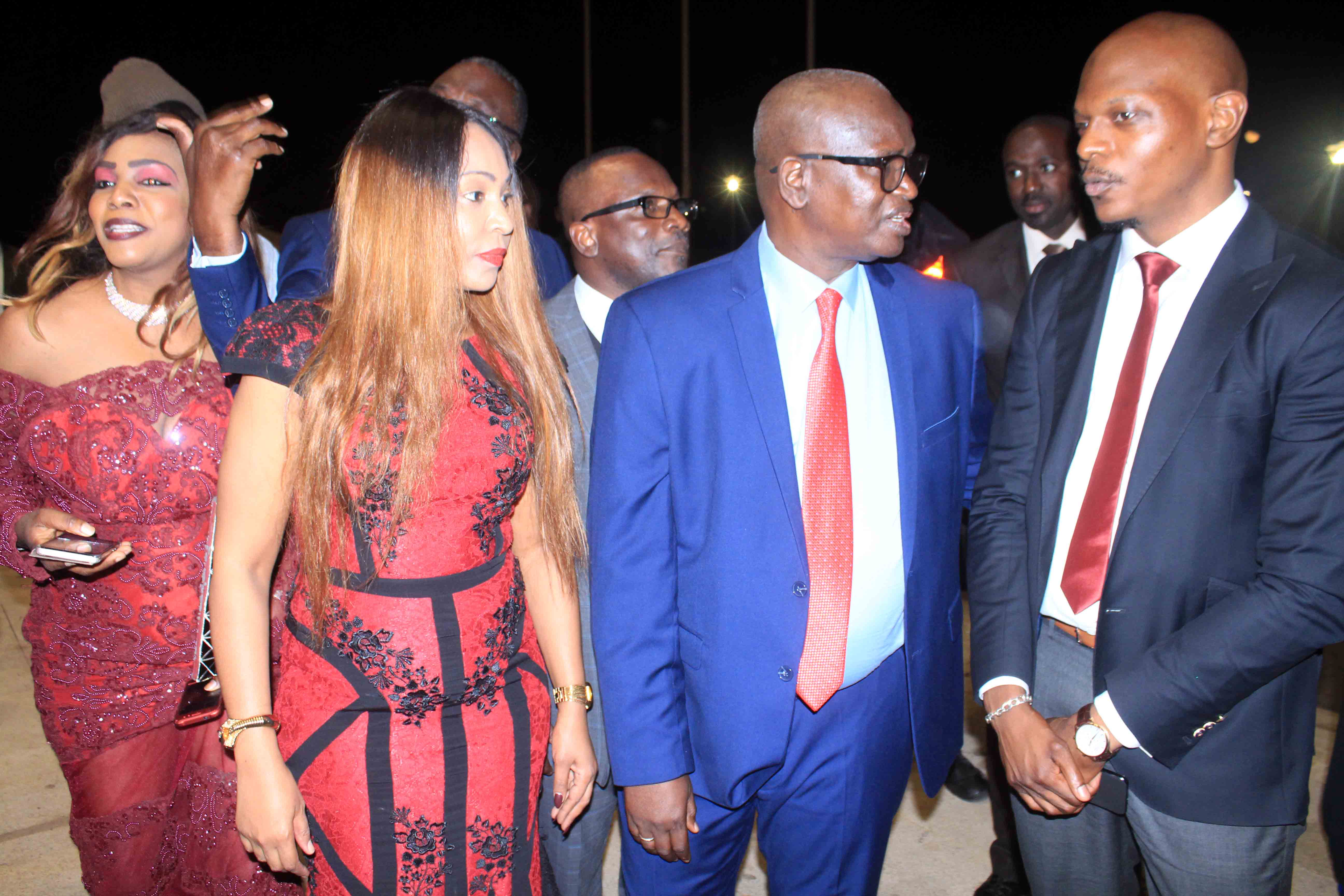 17 photos : Viviane Chidid Dieng fait danser Christophe Bigot, l'ambassadeur de France au Sénégal