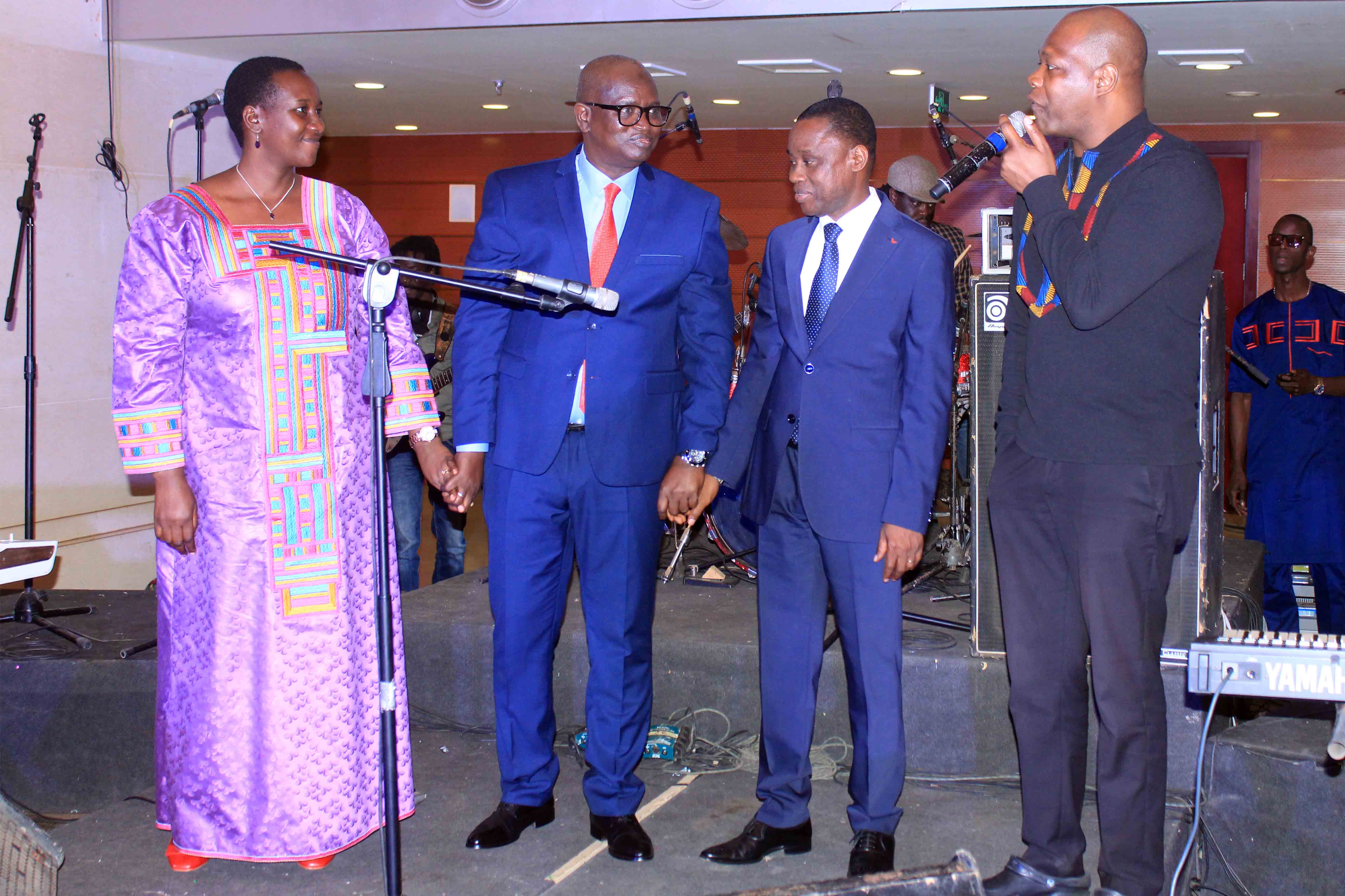 17 photos : Viviane Chidid Dieng fait danser Christophe Bigot, l'ambassadeur de France au Sénégal