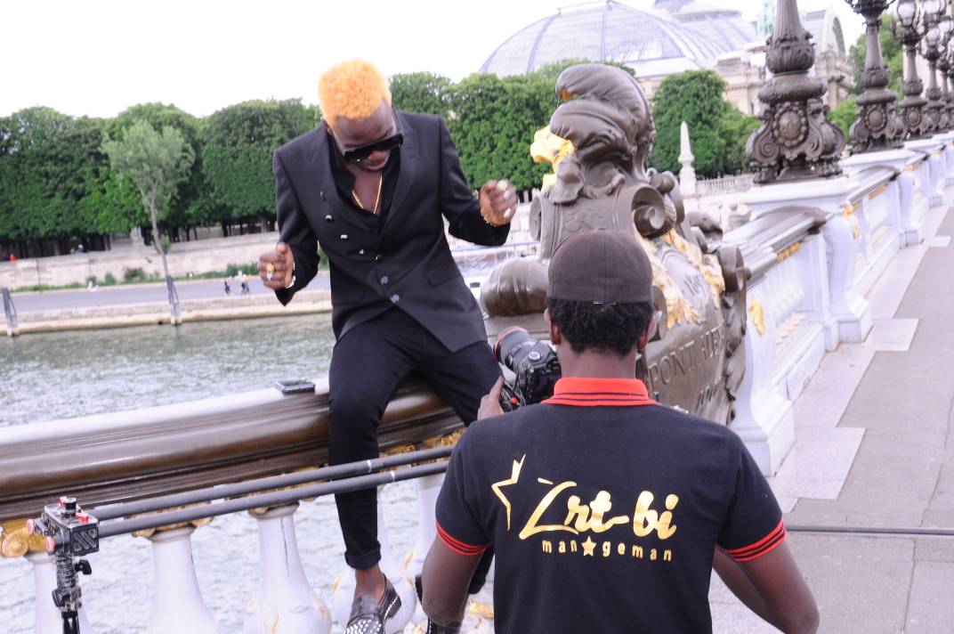 L’artiste Sidy Diop présente son new look avec son chou baby à Paris 