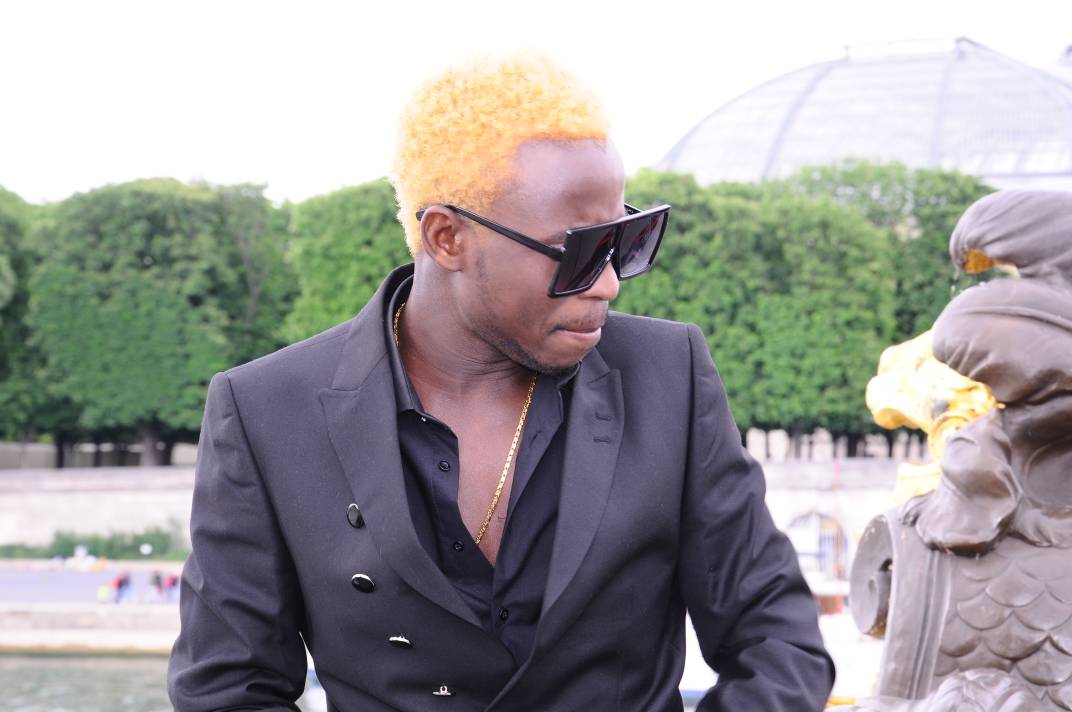 L’artiste Sidy Diop présente son new look avec son chou baby à Paris 