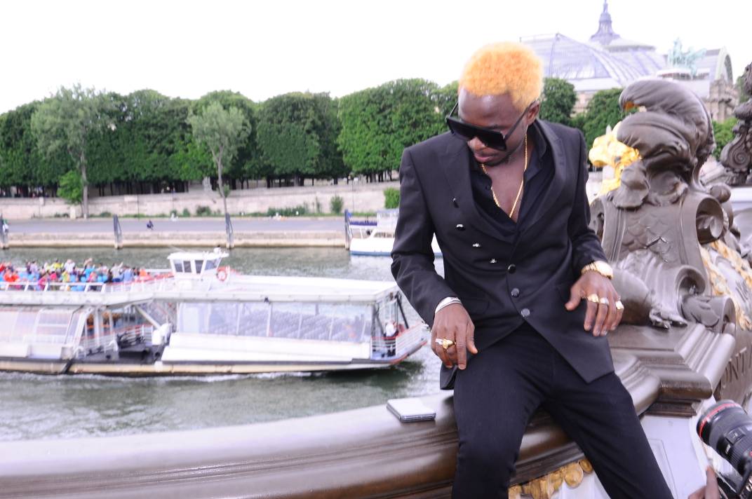 L’artiste Sidy Diop présente son new look avec son chou baby à Paris 