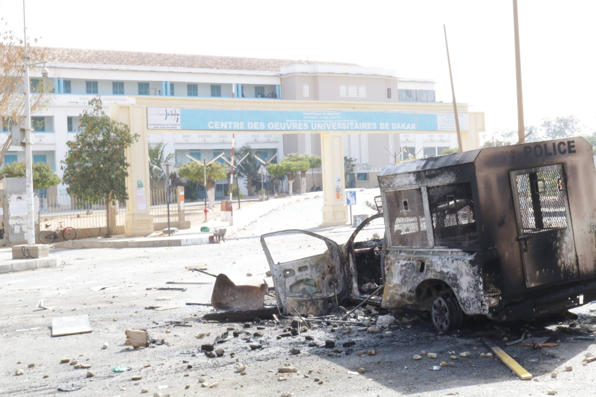 Affrontements entre policiers et étudiants sur l’avenue Cheikh Anta Diop de Dakar...Tout ce que vous n’avez pas vu en images