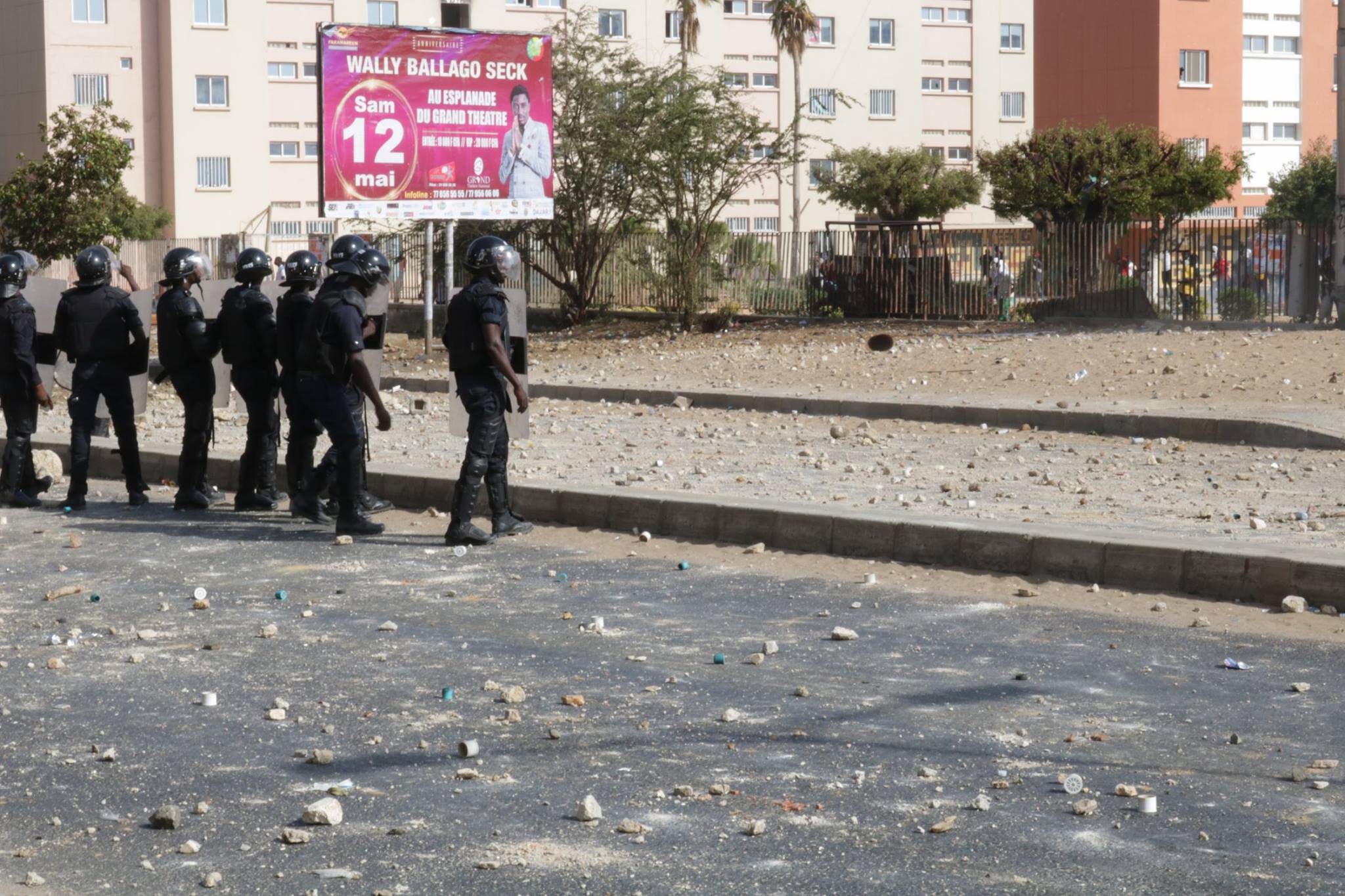 Affrontements entre policiers et étudiants sur l’avenue Cheikh Anta Diop de Dakar...Tout ce que vous n’avez pas vu en images