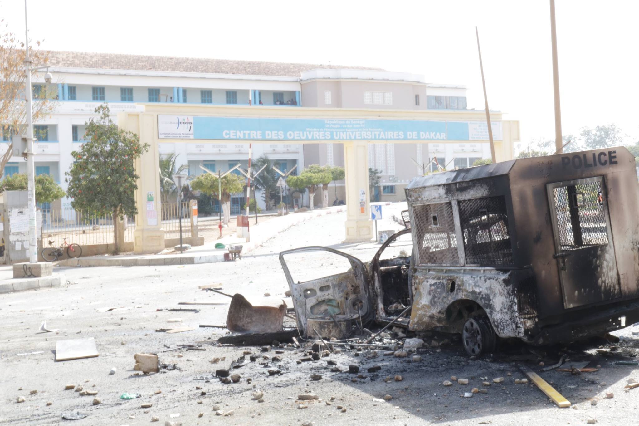Affrontements entre policiers et étudiants sur l’avenue Cheikh Anta Diop de Dakar...Tout ce que vous n’avez pas vu en images