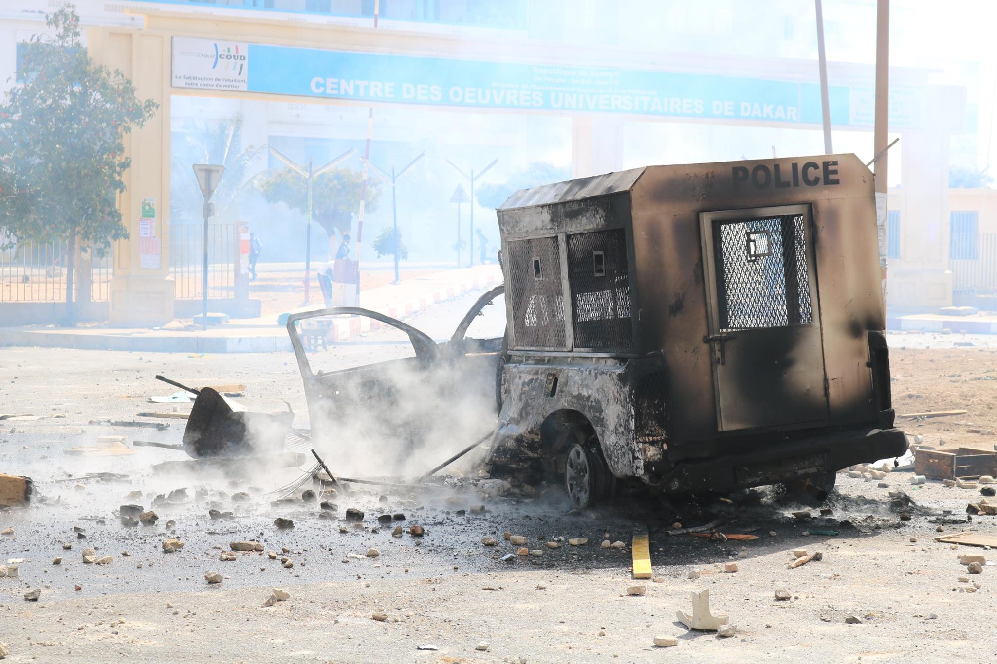 Affrontements entre policiers et étudiants sur l’avenue Cheikh Anta Diop de Dakar...Tout ce que vous n’avez pas vu en images
