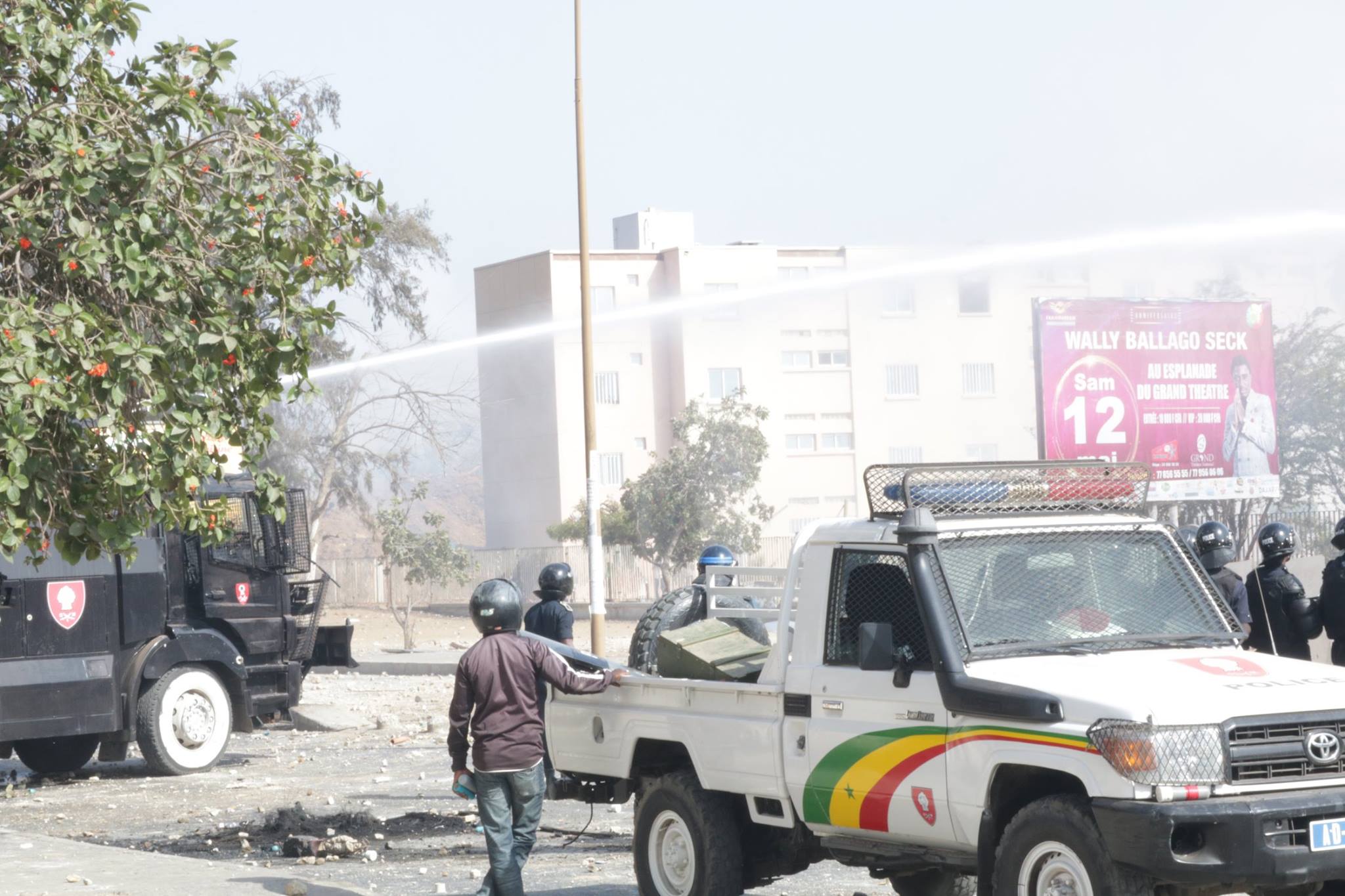 Affrontements entre policiers et étudiants sur l’avenue Cheikh Anta Diop de Dakar...Tout ce que vous n’avez pas vu en images