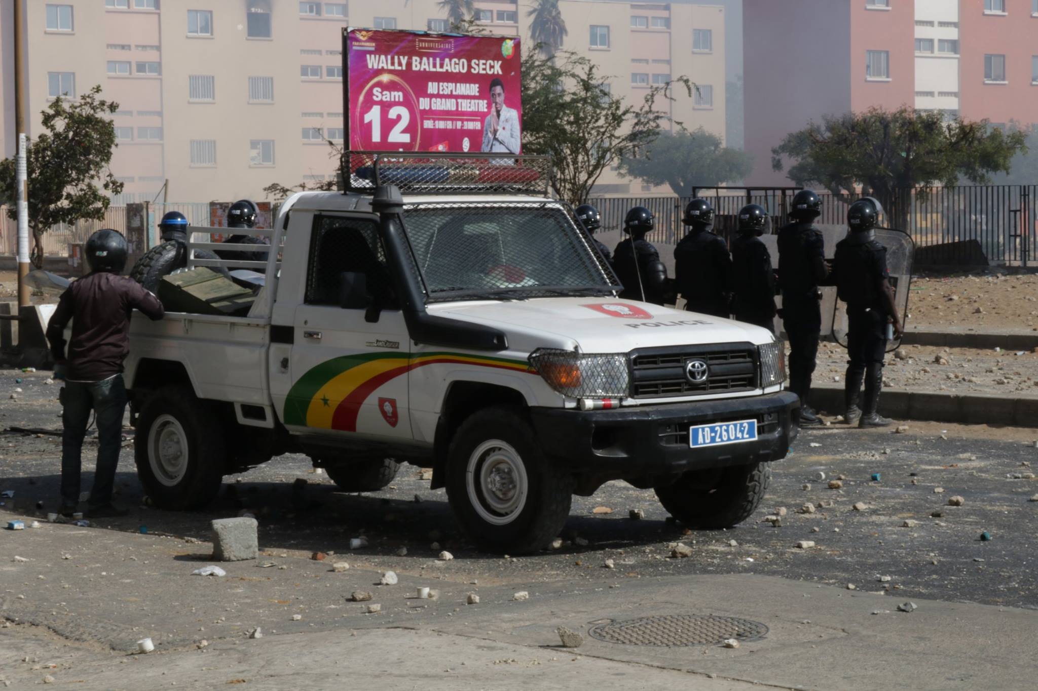 Affrontements entre policiers et étudiants sur l’avenue Cheikh Anta Diop de Dakar...Tout ce que vous n’avez pas vu en images
