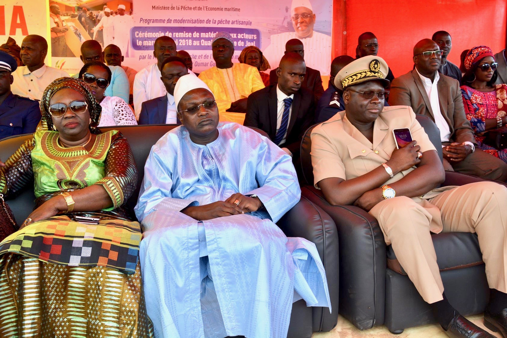 OUMAR GUÈYE REMET PLUS DE 800 MOTEURS HORS-BORD AUX PÊCHEURS