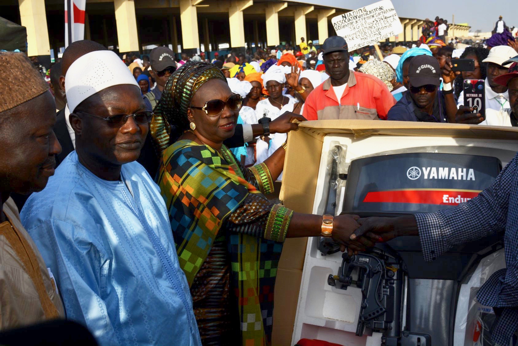 OUMAR GUÈYE REMET PLUS DE 800 MOTEURS HORS-BORD AUX PÊCHEURS