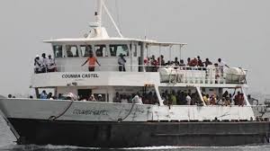 Gorée : Les filets de pêche bloquent la traversée des chaloupes.