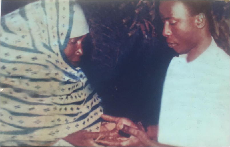 Idrissa Seck recuillant la bénédiction de sa Maman