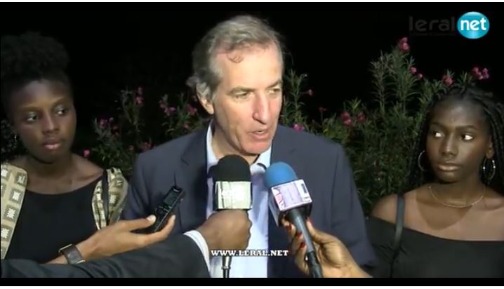 L’Ambassadeur, Christophe Bigot entre Ndèye Dioum Tall (Sainte jeanne d’Arc) et Fatoumata Sow (Lycée Jean Mermoz) obtiennent des bourses du gouvernement français.