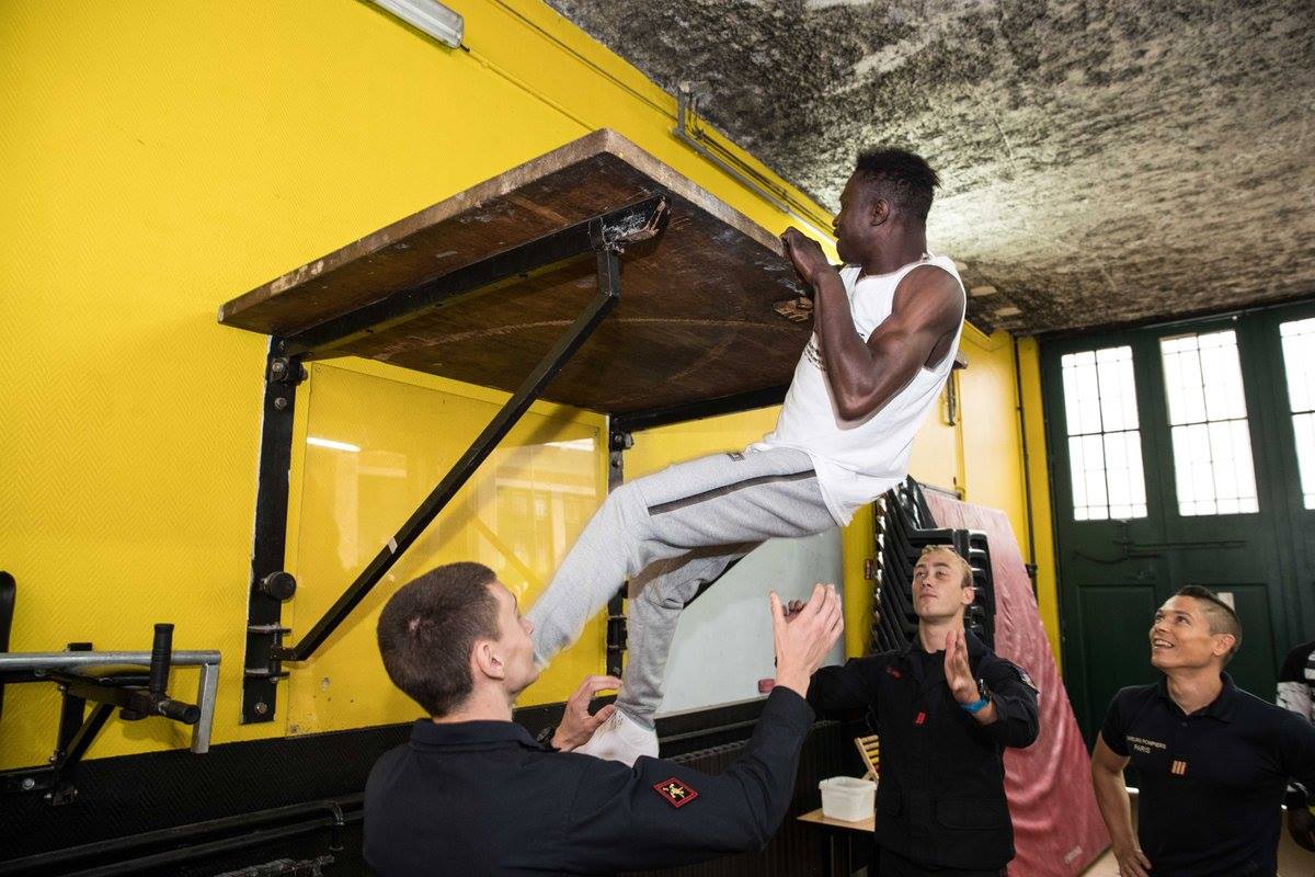 7 photos : Mamoudou Gassama intègre les sapeurs-pompiers français