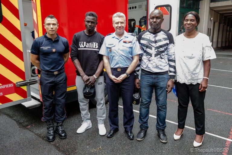 7 photos : Mamoudou Gassama intègre les sapeurs-pompiers français