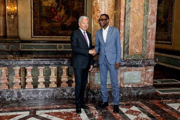 Voici les images de l’arrivée de Youssou Ndour à Bruxelles …