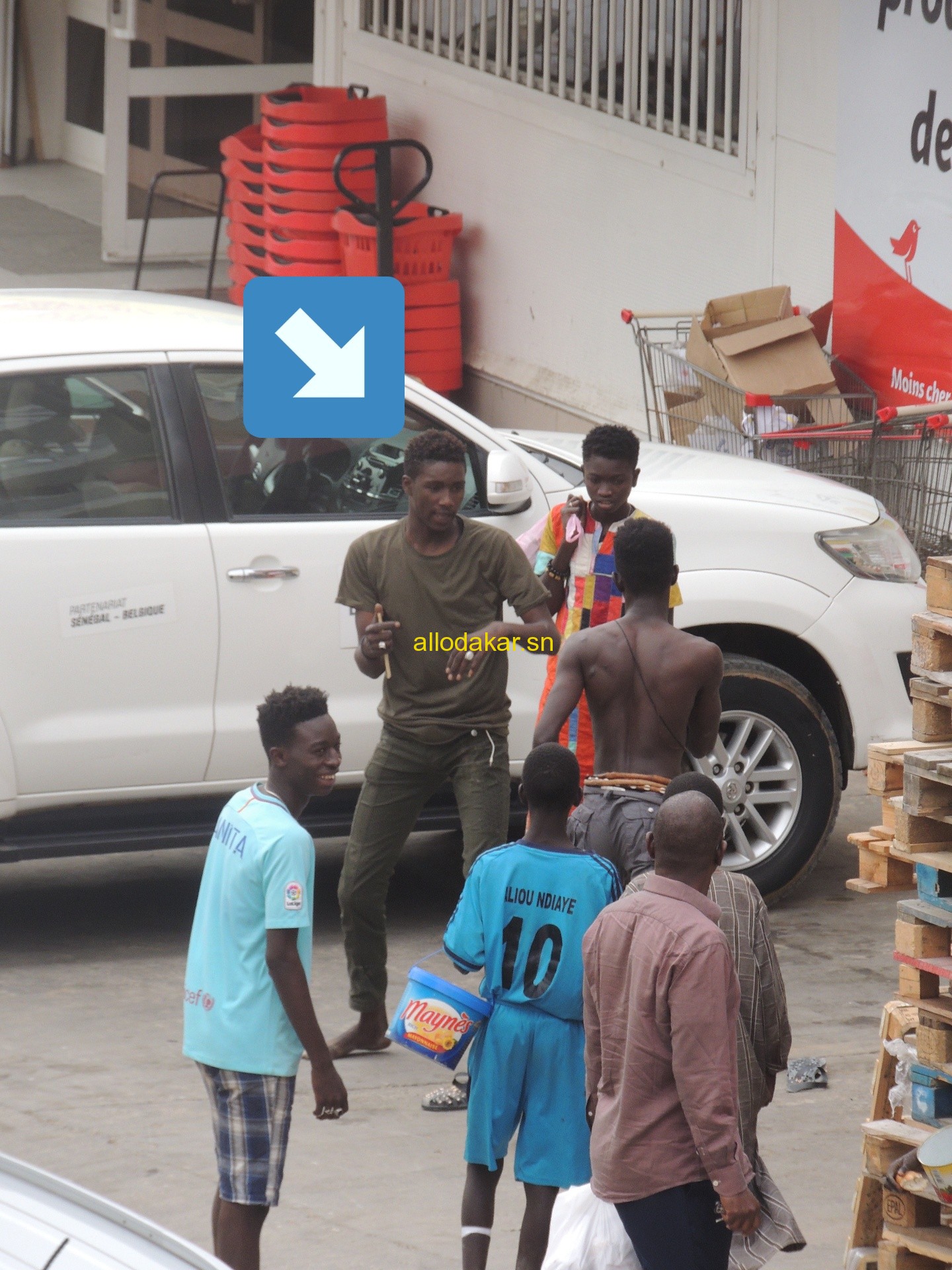 Exclusif: Voici les photos du bandit qui a poignardé son rival au Auchan de Nord Foire