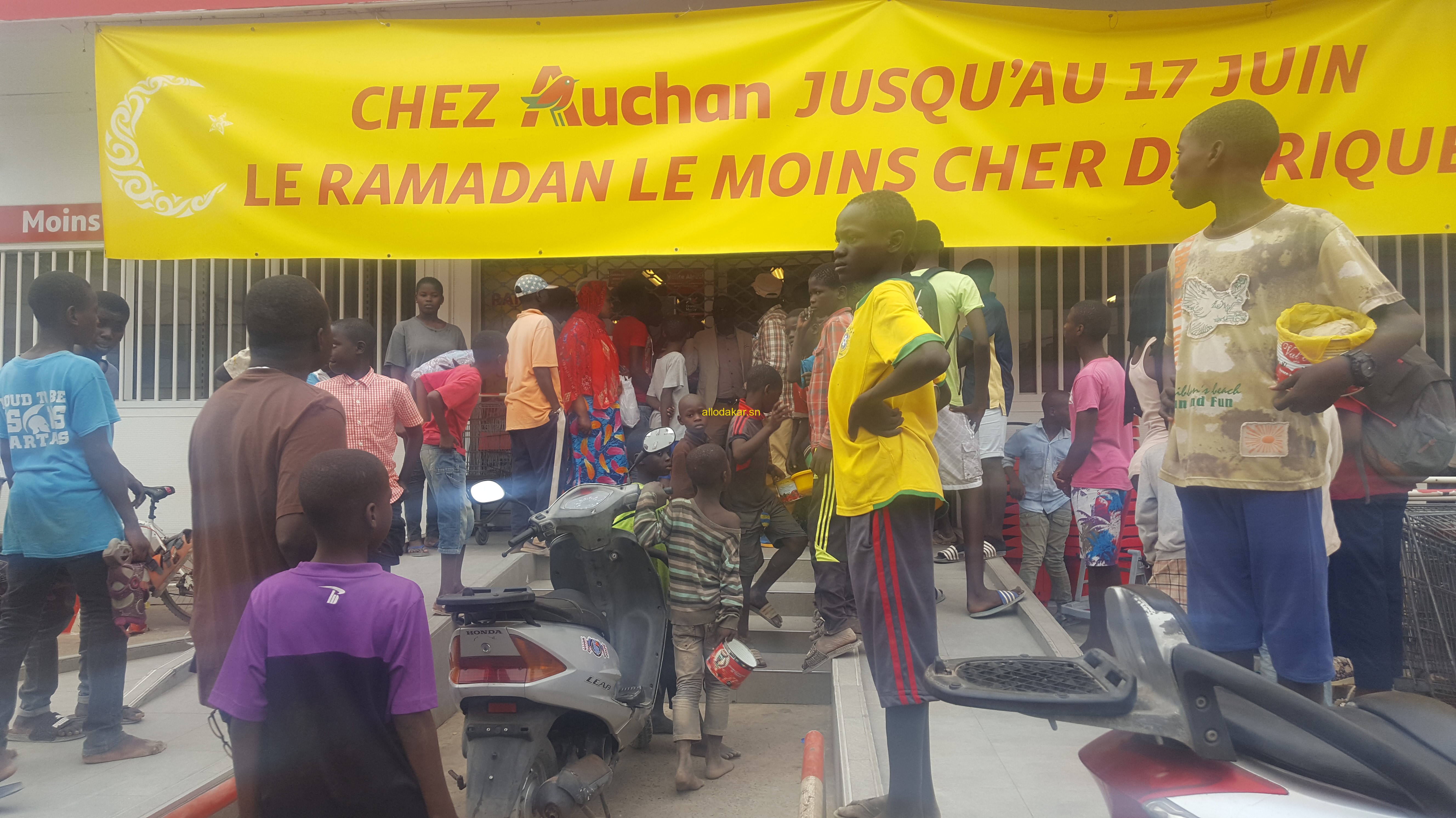 Exclusif: Voici les photos du bandit qui a poignardé son rival au Auchan de Nord Foire