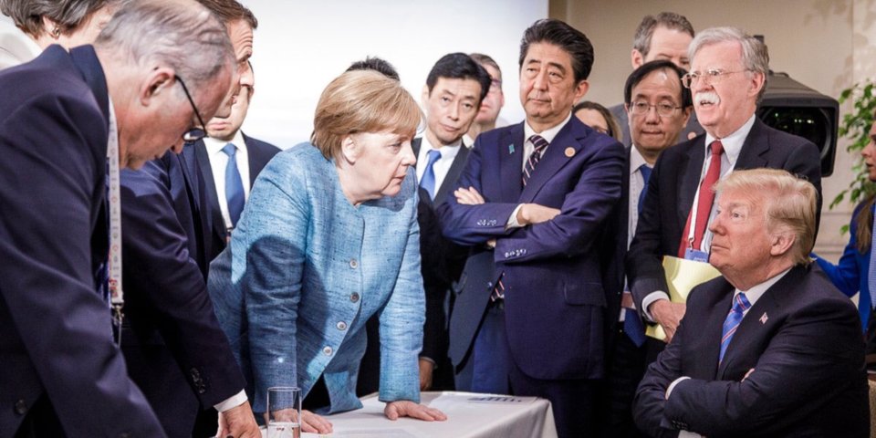 La photo d'Angela Merkel face à Donald Trump au G7 amuse les réseaux sociaux