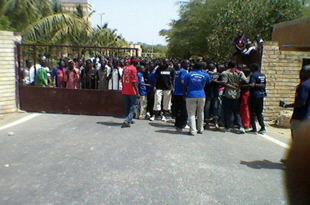 Les étudiants de l’UGB poursuivent la grève illimitée