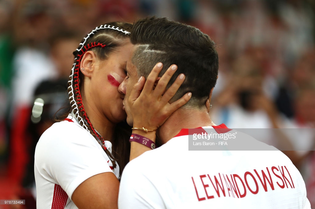 Photos : Malmené par les Sénégalais, Lewandowski réconforté par sa femmes par un baiser
