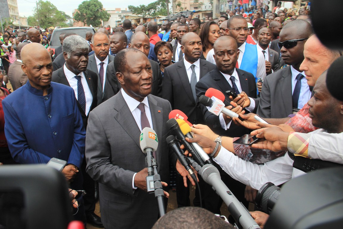 «Nous serons très fermes à l’endroit de ceux qui construisent sur les voies publiques », avertit Alassane Ouattara