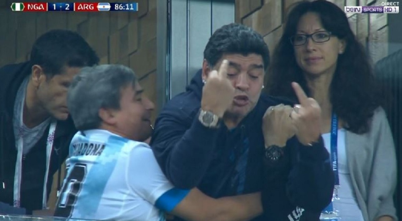 Maradona craque complètement en faisant des doigts d'honneur sur le but de Rojo