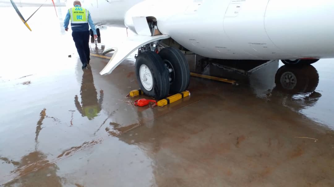 AIBD : Des avions de DHL et de Air Sénégal endommagés et cloués au sol à cause du vent et la pluie (Photos)