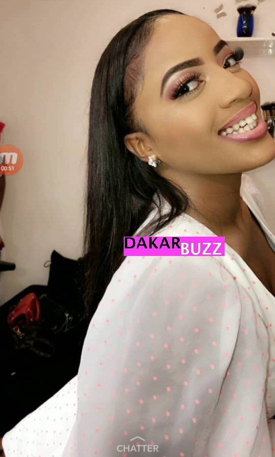 Photos : Betty exhibe sa dentition et son joli sourire