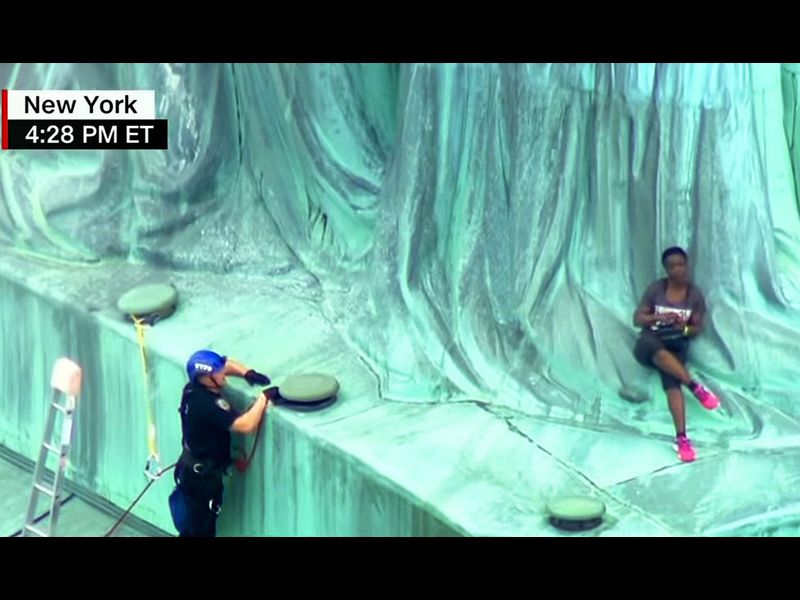 USA : Une femme originaire de la RDC, escalade la statue de la Liberté. La raison (vidéo)