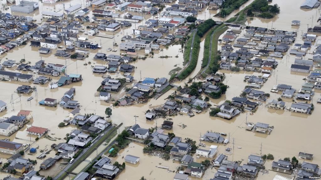Une zone inondée est observée après de fortes pluies à Kurashiki, préfecture d'Okayama, au Japon, le 8 juillet 2018. (Kyodo / via Reuters)