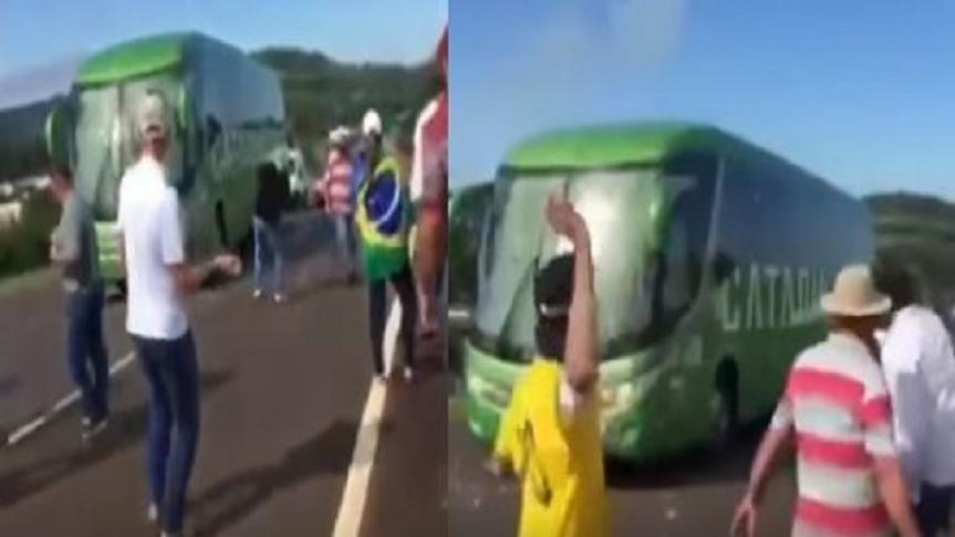 (Vidéo) Incroyable – Les Brésiliens accueillent Neymar et Cie avec de grosses pierres !
