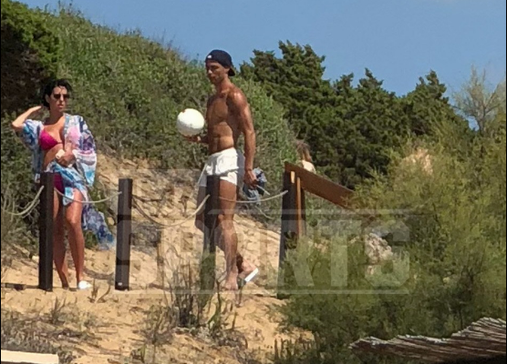 [ 05 Photos] Alors que le monde du football parle de son transfert à la Juve, Cristiano Ronaldo sur une plage en Grèce avec...