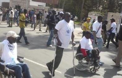 Les personnes handicapées marchent sur Dakar