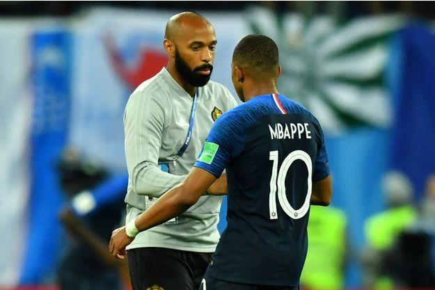 Entraîneur des attaquants belges, Thierry Henry félicite Kylian Mbappé. Reuters