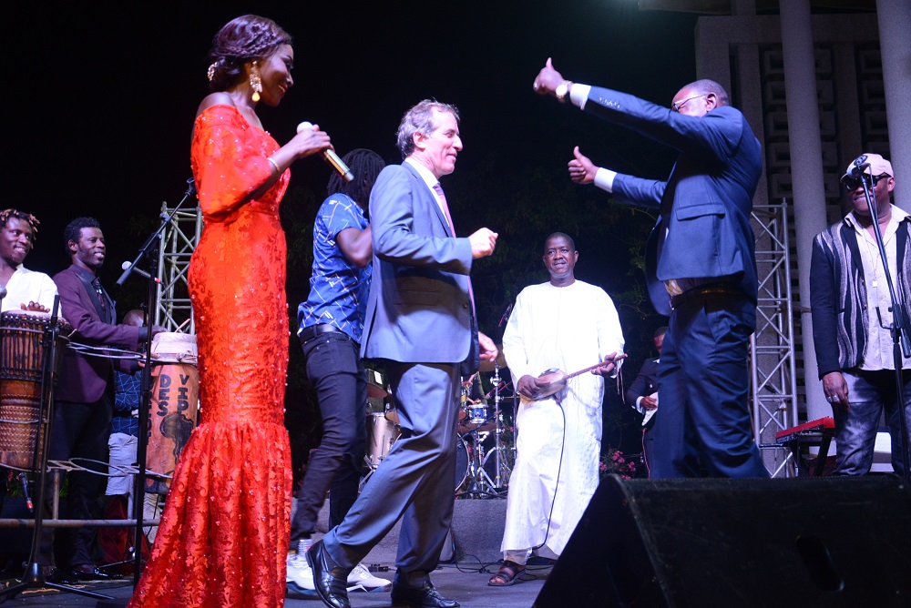 Photos : Quand S.E Christophe Bigot tombe sous le charme de Coumba Gawlo