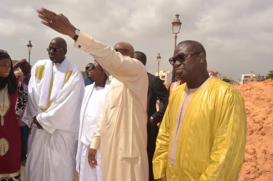 Serigne Bass Abdou Khadre en visite sur le chantier de Massalikoul Jinane